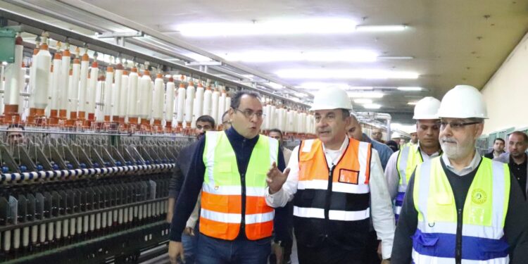 وزير قطاع الأعمال يتفقد مصانع شركة “مصر شبين الكوم للغزل والنسيج” بالمنوفية