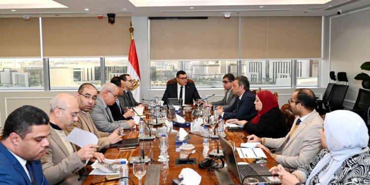 وزير الإسكان يستعرض الاستعدادات الخاصة بإطلاق مبادرة “بيتك في مصر” للمصريين بالخارج