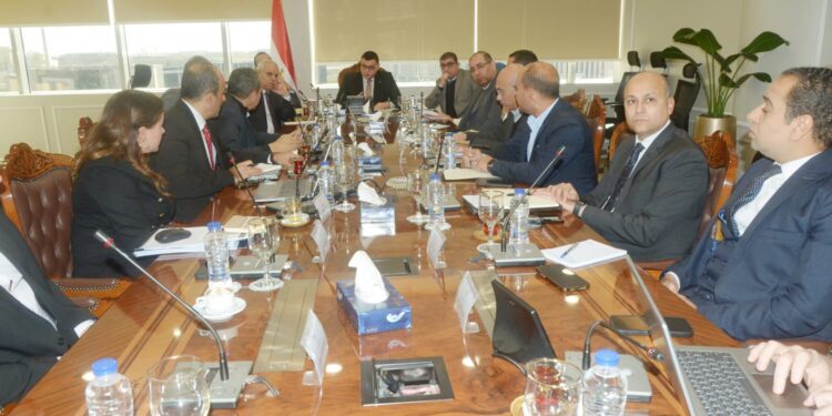 وزير الإسكان يعقد اجتماعاً مع مسئولى شركة “سيتي إيدج” لمتابعة موقف تسويق الوحدات بالمدن الجديدة