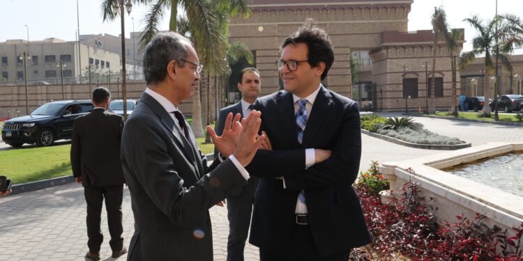 وزيرا الاتصالات والثقافة  يناقشان مستجدات العمل فى مشروعات التعاون المشترك بين الوزارتين