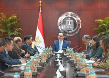 وزير الاستثمار يلتقي ممثلي شركة كينجدم للكتان لاستعراض مشروع الشركة لإنشاء مصنع لصناعة الكتان