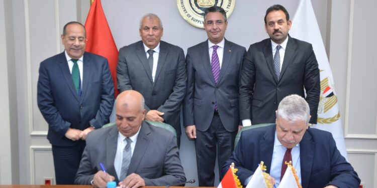 وزير التموين يشهد توقيع بروتوكول تعاون بين القابضة للصناعات ومحافظة الوادي الجديد لافتتاح أسواق اليوم الواحد
