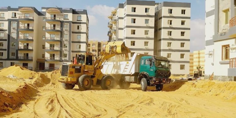 وزير الإسكان يتابع سير العمل بالمشروعات السكنية بعددٍ من المدن الجديدة