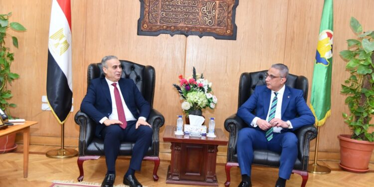 رئيس جهاز حماية المستهلك يلتقي محافظ الفيوم لمتابعة جهود ضبط الأسواق وأسعار السلع