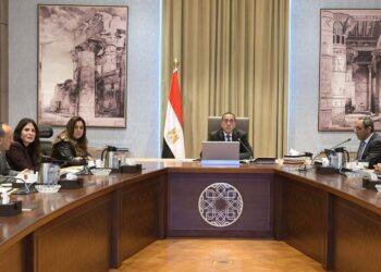 رئيس الوزراء يتابع مع محافظ قنا ملفات العمل والرؤية التنموية للمحافظة