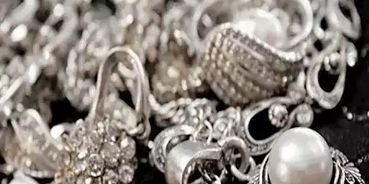وزارة التموين ضبط 270 كيلوجرامًا من المشغولات الفضية غير المدموغة بمحافظة الإسكندرية، بقيمة إجمالية تُقدر 25 مليون جنيه مصري.