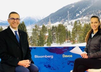 وزير الاستثمار والتجارة الخارجية يجري حوارا مع قناة بلومبرج العالمية