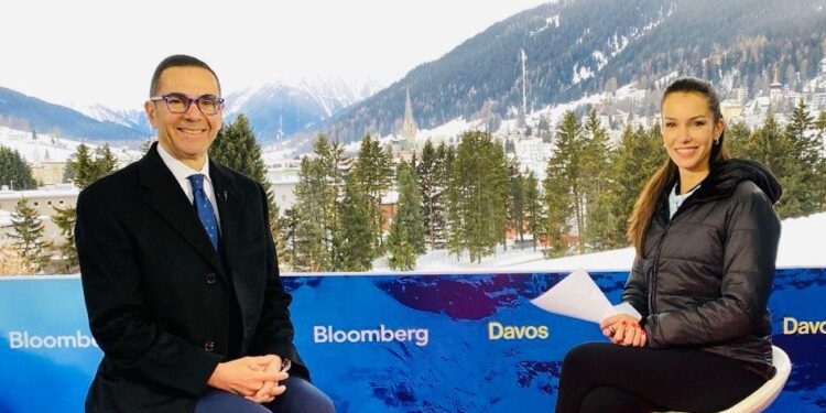 وزير الاستثمار والتجارة الخارجية يجري حوارا مع قناة بلومبرج العالمية