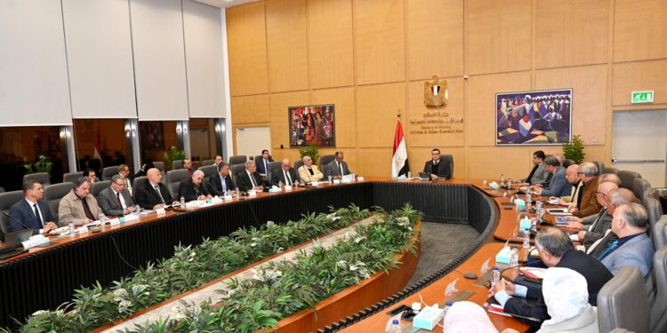 “الشربيني” يؤكد أهمية تنفيذ توجيهات القيادة السياسية نحو زيادة الاعتماد على المنتج المحلي في تنفيذ المشروعات والتصنيع المحلي للمكونات