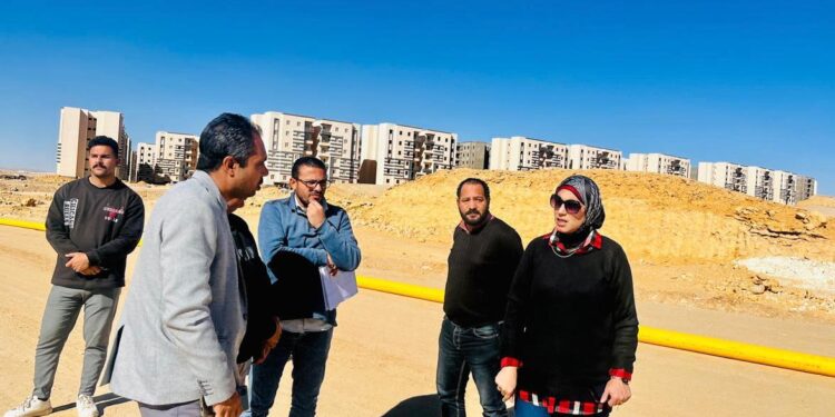 رئيس “جهاز السويس الجديدة” تلتقي ممثلي الشركات المنفذة للمشروعات بالمدينة.وتتفقد مشروعات المرافق والإسكان والخدمات