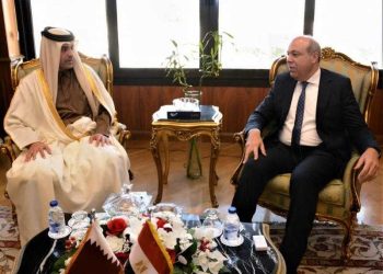 وزير الطيران يلتقي وزير النقل و المواصلات القطري لبحث آليات تعزيز التعاون الثنائي في مجال الطيران المدني