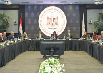 وزير الاستثمار  يعقد لقاءا موسعا مع رؤساء وأعضاء المجالس التصديرية لمناقشة محاور البرنامج الجديد لرد أعباء الصادرات