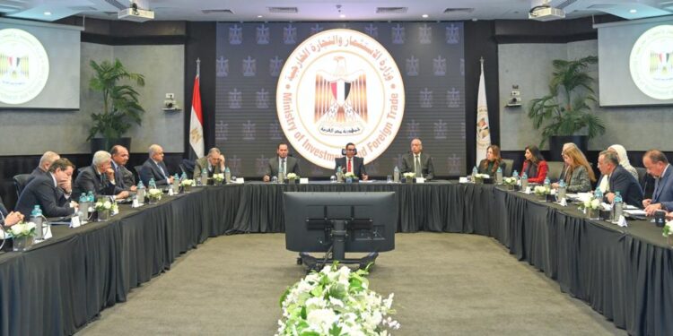 وزير الاستثمار  يعقد لقاءا موسعا مع رؤساء وأعضاء المجالس التصديرية لمناقشة محاور البرنامج الجديد لرد أعباء الصادرات