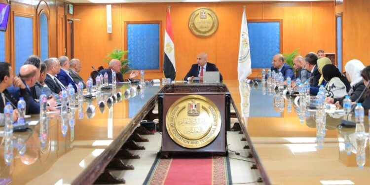 وزير التعليم يعقد جلسة نقاشية مع أعضاء نقابة المهن التعليمية حول مقترح “شهادة البكالوريا المصرية”