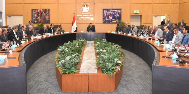 وزير الإسكان يعقد اجتماعه الدورى لمتابعة موقف تنفيذ وحدات الإسكان الاجتماعي بعددٍ من المدن الجديدة
