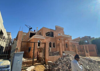 وزير الإسكان يُصدر قرارات إزالة لتعدياتٍ ومخالفات بناء بمدن دمياط وملوي وبرج العرب الجديدة