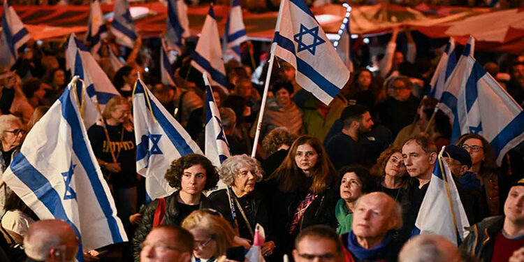 القاهرة الإخبارية: تظاهر الآلاف فى تل أبيب لمطالبة نتنياهو بالموافقة على صفقة تبادل