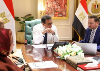 وزير الصحة يعقد اجتماعا مع وفد شركة «سيرفيه الفرنسية» لبحث سبل تعزيز الاستثمارات في مجال الدواء