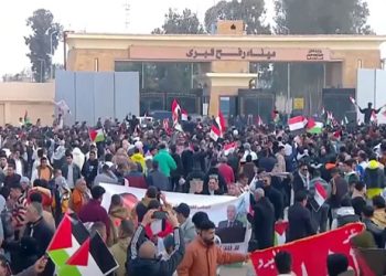 وقفة شعبية كبيرة أمام معبر رفح للتضامن مع الشعب الفلسطيني ورفض تهجيره