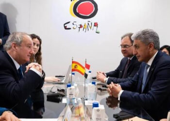 وزير السياحة والآثار يلتقي بوزير السياحة والصناعة بدولة إسبانيا