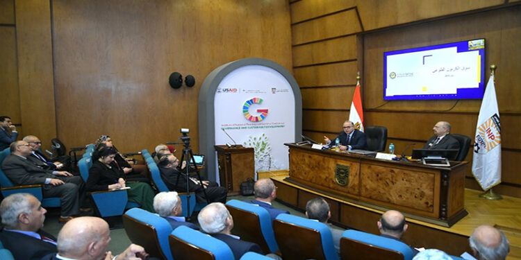 رئيس هيئة الرقابة المالية يستعرض تجربة إنشاء أول سوق كربون طوعي منظم خلال سيمنار لمعهد التخطيط القومي