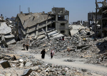 الزوارق الحربية الإسرائيلية تقصف بكثافة المناطق الغربية من مخيم النصيرات