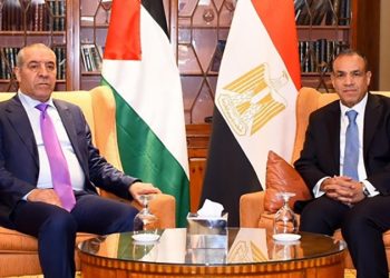 وزير الخارجية والهجرة يستقبل أمين سر اللجنة التنفيذية لمنظمة التحرير الفلسطينية