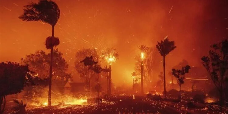 تحذيرات لـ 85 ألف شخص بإخلاء منازلهم بسبب حرائق لوس أنجلوس