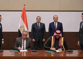 رئيس الوزراء يشهد توقيع عقد استغلال وتشغيل فرن قوس حراري لإنتاج سبائك السيليكو منجنيز