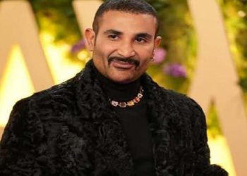 أحمد سعد يرد على انتقادات ارتدائه “الحلق”