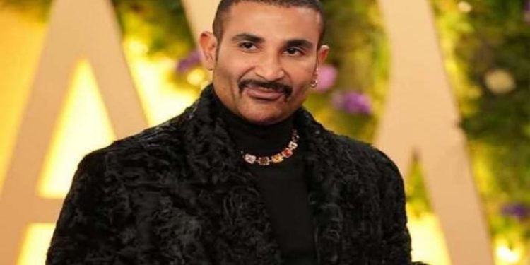أحمد سعد يرد على انتقادات ارتدائه “الحلق”