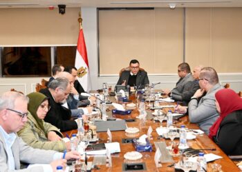 وزير الإسكان يجتمع بنواب ومساعدي هيئة المجتمعات العمرانية الجديدة لمتابعة سير العمل