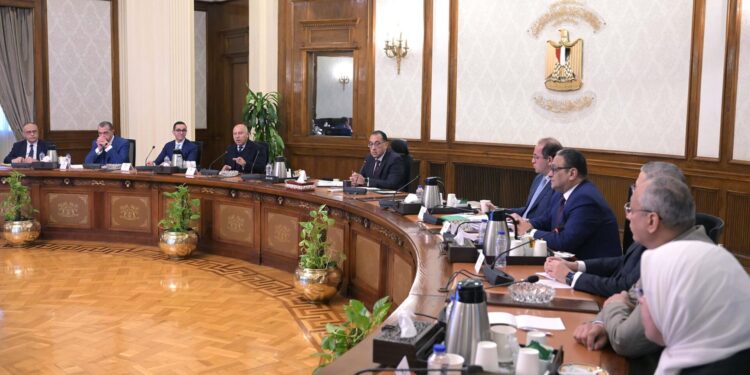 رئيس الوزراء يتابع عملية الافراج الجمركي عن البضائع