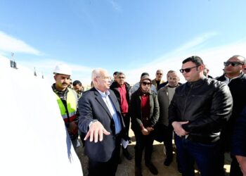 وزير الإسكان يتفقد المشروع السكني وأعمال الطرق والمرافق ومحطة معالجة الصرف الصحي بمدينة السويس الجديدة