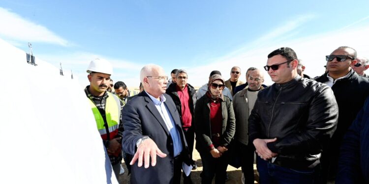 وزير الإسكان يتفقد المشروع السكني وأعمال الطرق والمرافق ومحطة معالجة الصرف الصحي بمدينة السويس الجديدة