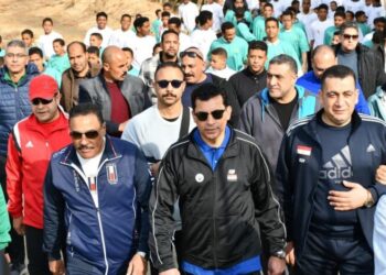 وزير الشباب والرياضة ومحافظ مطروح يقودان مهرجان للمشي بواحة سيوه