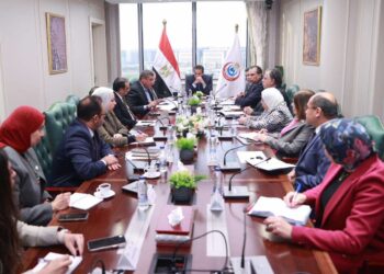 وزير الصحة والسكان يناقش الاستراتيجية الوطنية لنفاذ المستحضرات الطبية للأسواق العالمية