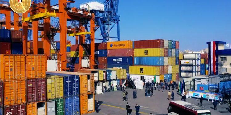 رئيس الوزراء يتابع الإجراءات التنفيذية لتقليل زمن الافراج الجمركي عن البضائع والسلع