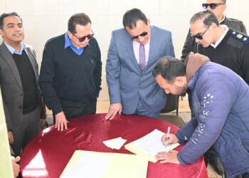 جهاز  العاشر من رمضان ومجلس الأمناء يسلمان الباكيات المخصصة بالقرعة العلنية للباعة الجائلين