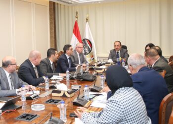 وزير قطاع الأعمال يستعرض مستجدات الموقف التنفيذي للمجمع الصناعي الجديد بشركة “مصر للغزل والنسيج