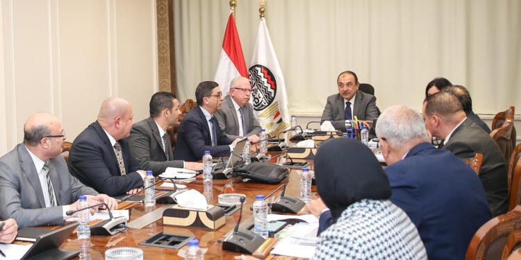 وزير قطاع الأعمال يستعرض مستجدات الموقف التنفيذي للمجمع الصناعي الجديد بشركة “مصر للغزل والنسيج