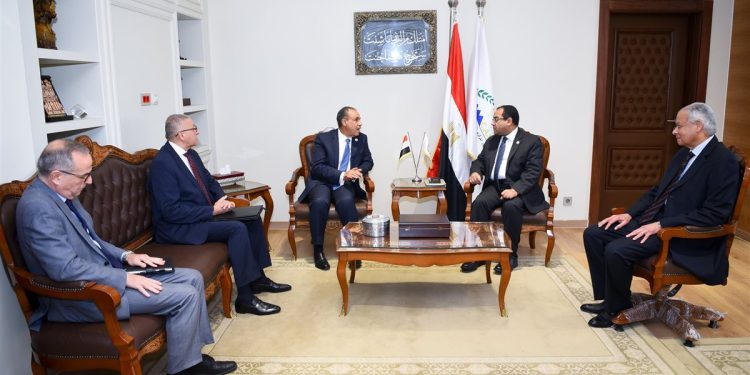 وزير الخارجية والهجرة يلتقي برئيس الجهاز المركزي للتنظيم والإدارة