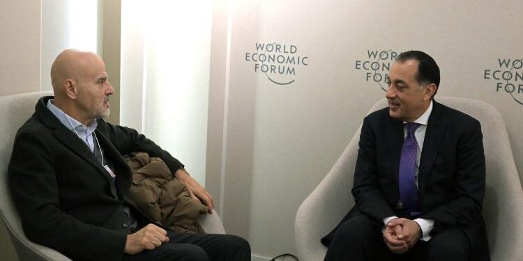 رئيس الوزراء يلتقي الرئيس التنفيذي لشركة “إيني” الإيطالية