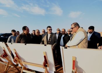 وزير الاسكان يتفقد رفع كفاءة الطرق والمحاور والمشروعات الجارية بالأراضي المضافة لمدينة الشروق