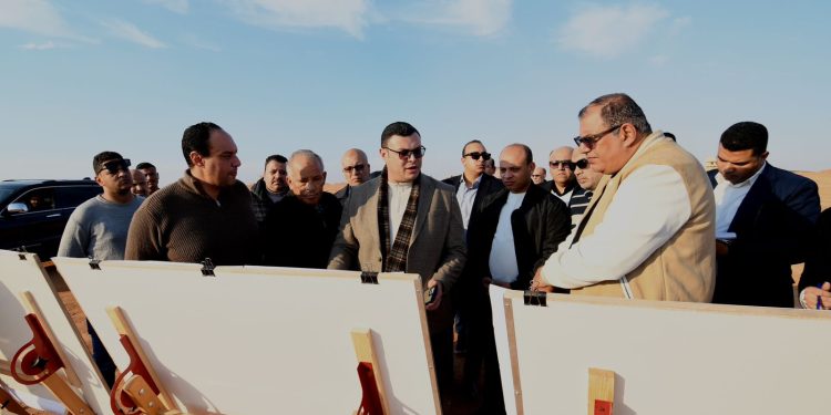 وزير الاسكان يتفقد رفع كفاءة الطرق والمحاور والمشروعات الجارية بالأراضي المضافة لمدينة الشروق