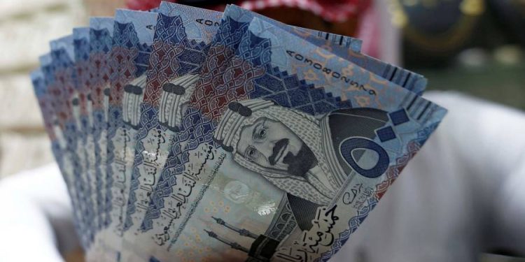 A Saudi money changer displays Saudi Riyal banknotes at a currency exchange shop in Riyadh, Saudi Arabia July 27, 2017. REUTERS/Faisal Al Nasser أسعار الريال السعودي اليوم الجمعة
