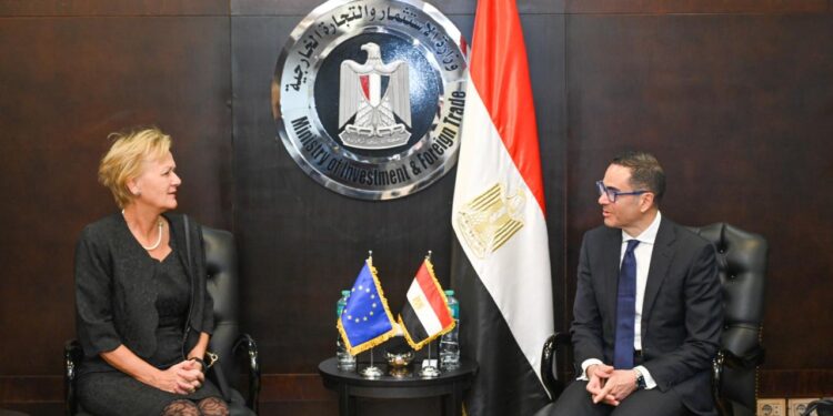 وزير الاستثمار يبحث مع سفيرة الاتحاد الأوروبي بالقاهرة سبل تعزيز التعاون التجاري والاستثماري بين الجانبين