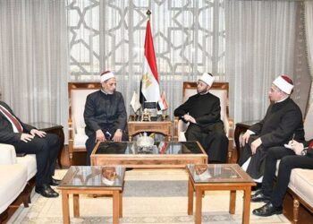 وزير الأوقاف يكرم إمام مسجد بالمنوفية بعد طعنه وتنازله عن تعويض بمليون جنيه