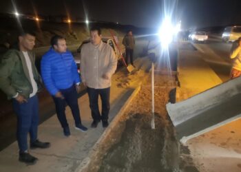 رئيس جهاز الشروق يتابع ليلاً أعمال استكمال الأرصفة والجُزر بالمحور الشرقي بالمدينة