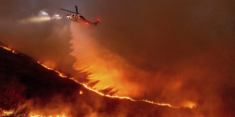 ارتفاع عدد ضحايا الحرائق في لوس أنجلوس بالولايات المتحدة إلى 16 قتيلًا